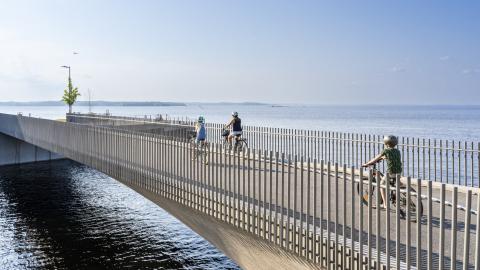 Cyclists crossing the bridge in Ranta-Tampella.