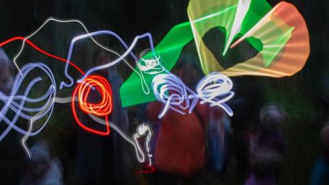 Valotaidetta pimeässä tilassa.