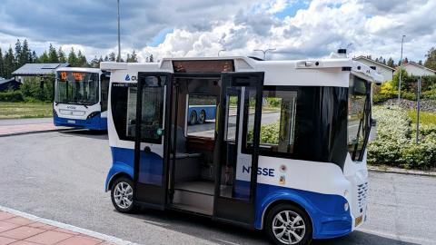 Robottibussi ja tavallinen bussi pysäkillä.