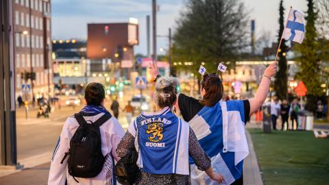 Suomen kannattajia jääkiekon MM-kisoissa 2023 Tampereen keskustassa.