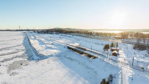 Kuvassa katsotaan lumista Näsisaarta Hiedanrannasta kohti keskustaa. 
