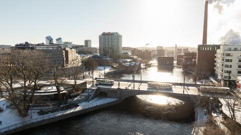 Talvinen maisemakuva, busseja pakkaspäivänä Hämeensillalla.