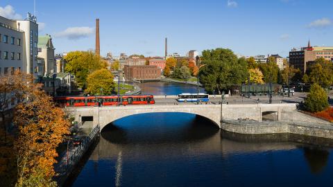 Bussi ja ratikka kohtaavat Hämeensillalla.