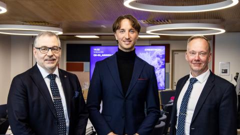 Ryhmäkuvassa seisomassa kolme miestä rehtori Keijo Hämäläinen, pormestari Ilmari Nurminen ja rehtori Mika Hannula.