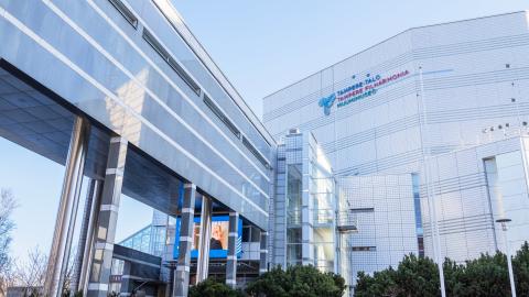 Valkoinen Tampere-talon takennus.