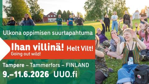 Kuvassa istuu ihmisiä nurmikolla UlosUtOut-tapahtumassa