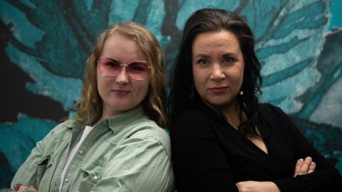 Kaksi naista poseeraa kameralle.