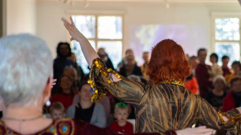 Vatsatanssijoita sekä yleisöä Haiharan kartanon salissa.