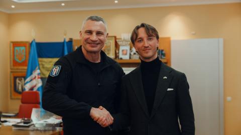 Kuvassa Kiovan pormestari Vitali Klitschko ja Tampereen pormestari Ilmari Nurminen kättelemässä. 