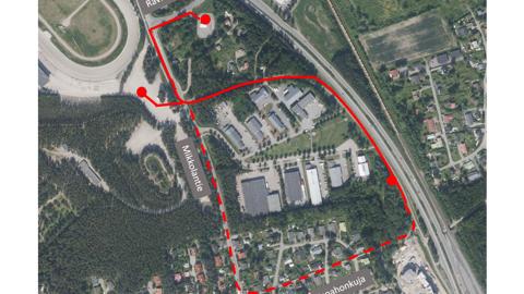 Ilmakuvassa reittikartta punaisella. 