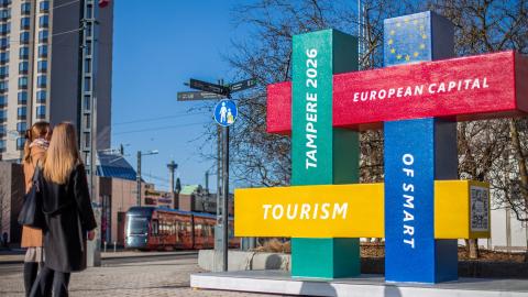 Ohikulkijat katselevat Smart Tourism Capital patsasta.