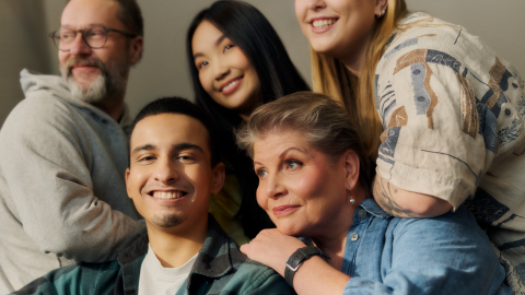 Joukko ihmisiä ryhmäkuvassa