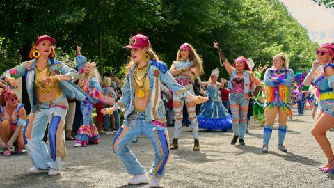 Street dancers in eye-catching outfits in Hämeenpuisto Park.