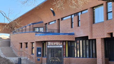 Punatiilinen talo, jossa näkyy ikkunoita ja entisen nuorisotilan sisäänkäynti.