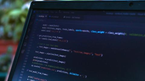 Läppärin näyttö täynnä englanninkielistä kooditekstiä.