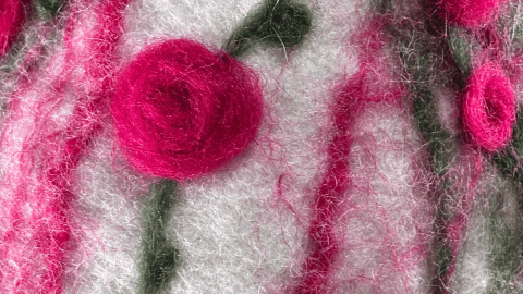 Huovutusteos, jossa on huovutettuja ruusuja.