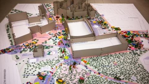 Hakametsä Sport Campuksen alue mallinnettu pahvin ja legojen avulla.