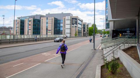 A woman walks along Sorinsilta in the sunny spring weather.