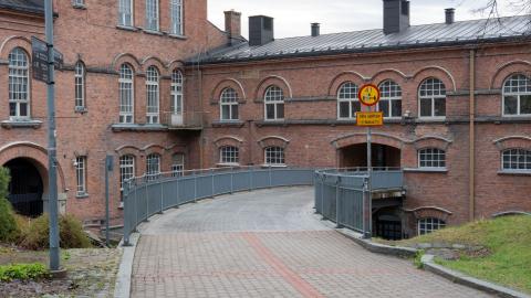 A photograph of the Frenckell building on Valssipadonraitti and the tunnel running through it.
