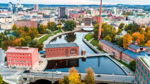 Satakunnan silta ja Tammerkoskea ilmasta nähtynä, edessä Konsulinsaari, vasemalla Sähkölaitoksen talo ja keskiputouksen voimalaitos.