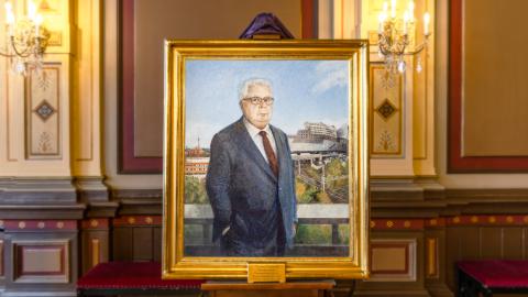 Kalervo Kummolan muotokuva Raatihuoneella kuvattuna.