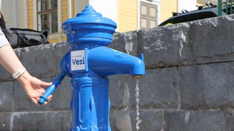 Water flows from the drinking water fountain at Keskustori, in front of the Vanha kirkko.