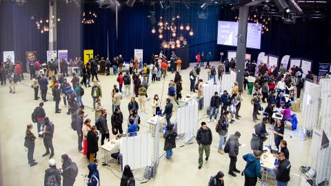 Laaja kuva Job Fair Tampere -tapahtumasta. Kuvassa paljon ihmisiä messuständeillä.