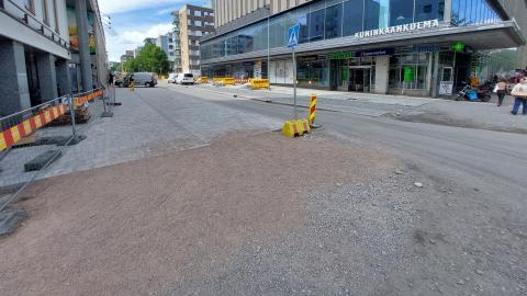 Puutarhakadun pysäköinti ja taksipaikat kuvattuna kesällä.