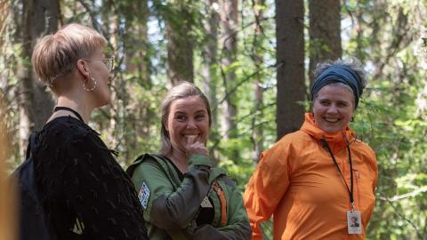 Ulos-Ut-Out-tapahtuman osallistujia metsässä.