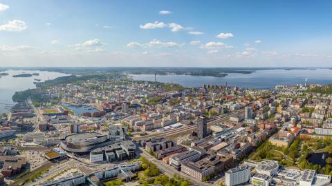 Kaupunkinäkymää ilmasta dronella kuvattuna.