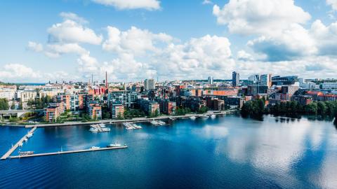 Tampereen Ratinaa Pyhäjärveltä päin katsottuna.