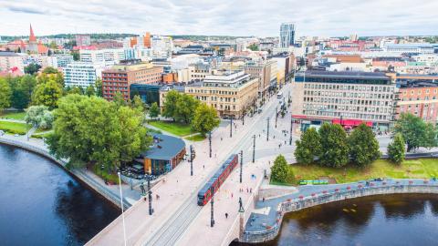 Ilmakuva Tampereen keskustasta. Kuvassa näkyvät Tammerkoski, Hämeensilta, raitiovaunu sekä keskustan rakennuksia ja puistoalueita.
