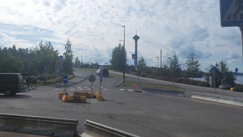 Liikenneympyrä Ranta-Tampellassa, jossa autoja ja taustalla näkyy Näsinneula ja pyöräilijä.