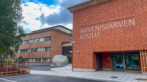 Ahvenisjärven remontoidun koulun julkisivu.