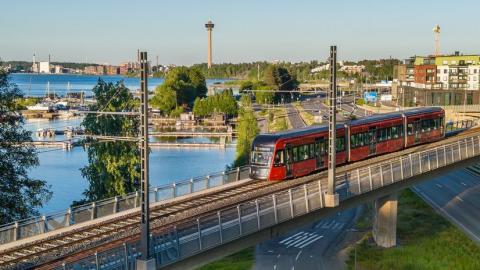 Ratikka ajaa Santalahden kohdalla kesäillassa.