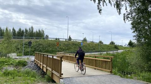 Vähäjärvenpuiston silta, jota ylittää pyöräilijä.