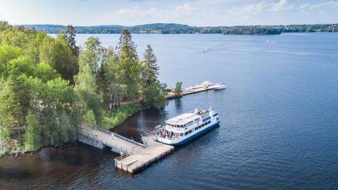 Viikinsaaren laituri ja laiva ilmasta kuvattuna kesällä.