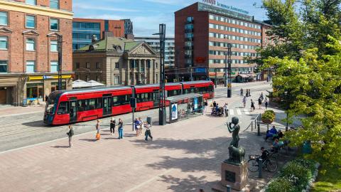 Ratikka tulossa kesämaisemassa Hatanpään valtatietä keskustaan päin.