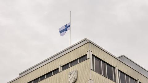 Suomen lippu puolitangossa kaupungintalon katolla