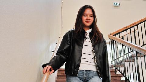 A student on the steps of Pyynikki Upper Secondary School