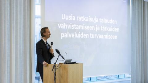 Pormestari Ilmari Nurminen talousarvion esitystilaisuudessa 2027