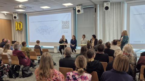 Yleisöä seuraamassa PojektiAreenaa, Projektitoimiston kymmenvuotisjuhlan paneelikeskustelua