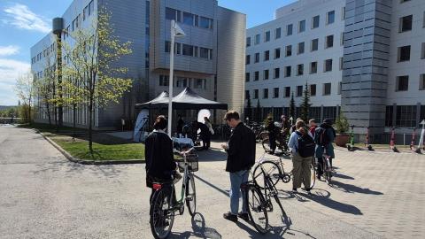 Nuoret jonottavat pyöränhuollon pop-up-pisteelle keskustakampuksella keväällä.