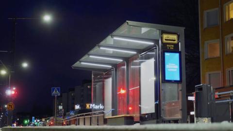 Kuvassa ratikan lasikatos pimeässä, punainen teos.