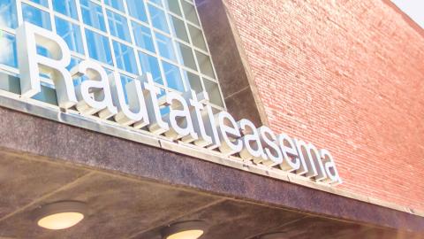 Tampereen rautatieaseman kyltti pääoven yllä