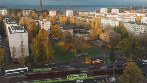 Taidemuseon ja Taidemuseonpuiston alueesta ilmakuva, kuvattuna syksyllä.