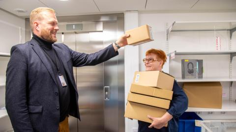 Lauri Erma asettelee postia Paula Väyrysen syliin.