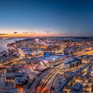 Tampereen keskusta iltahämärässä ilmasta kuvattuna. Keskellä Nokia arena.