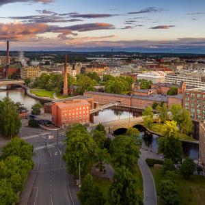 Drone kuva Tampereen keskustasta kesäiltana