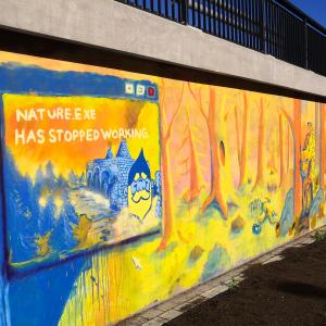 Muraali Rongan alikulussa. Kuvassa ympäristöaiheinen taideteos.